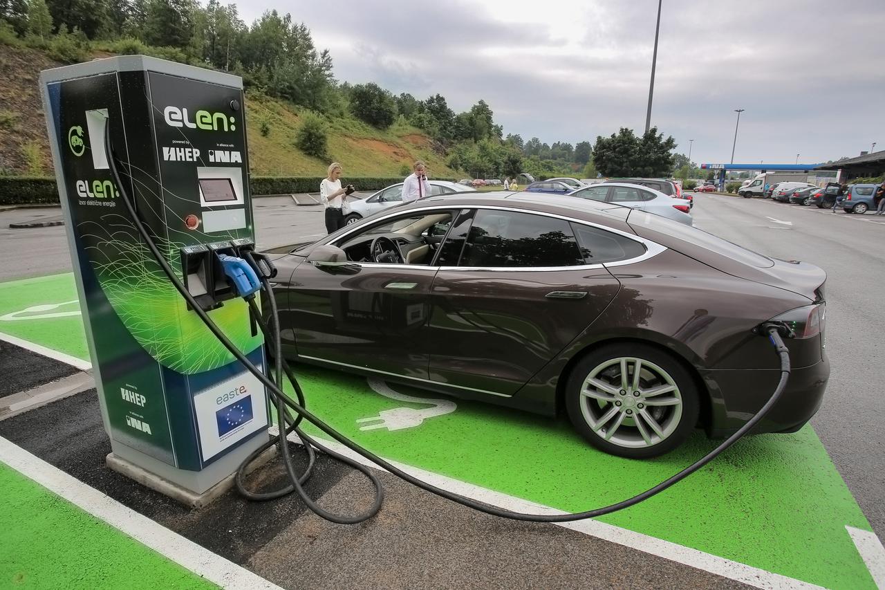Na benzinskoj postaji INA u Brinju otvorena je prva punionica za električne automobile