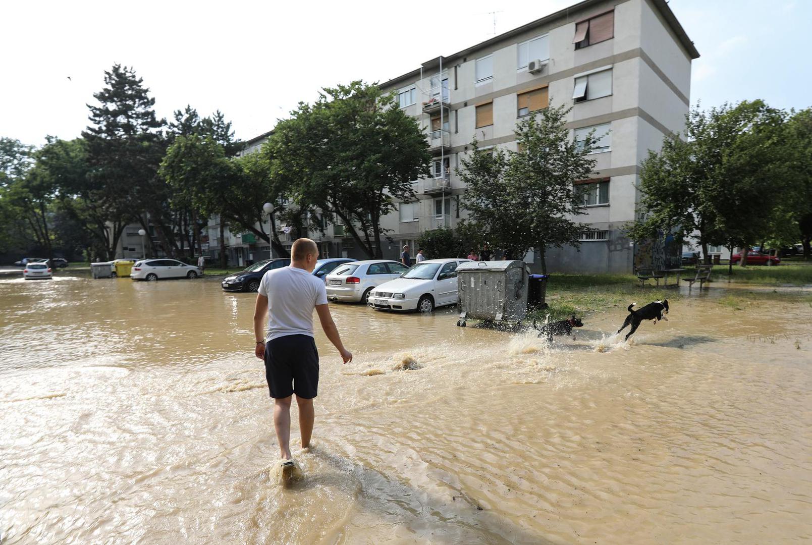 28.06.2022., Zagreb - U zagrebackom naselju Gajnice, u Cileanskoj ulici doslo je do puknuca vodovodne cijevi koja je poplavila veci dio parkiralista, a voda koja izvire prosirila se i okolnim ulicama. Photo: Robert Anic/PIXSELL