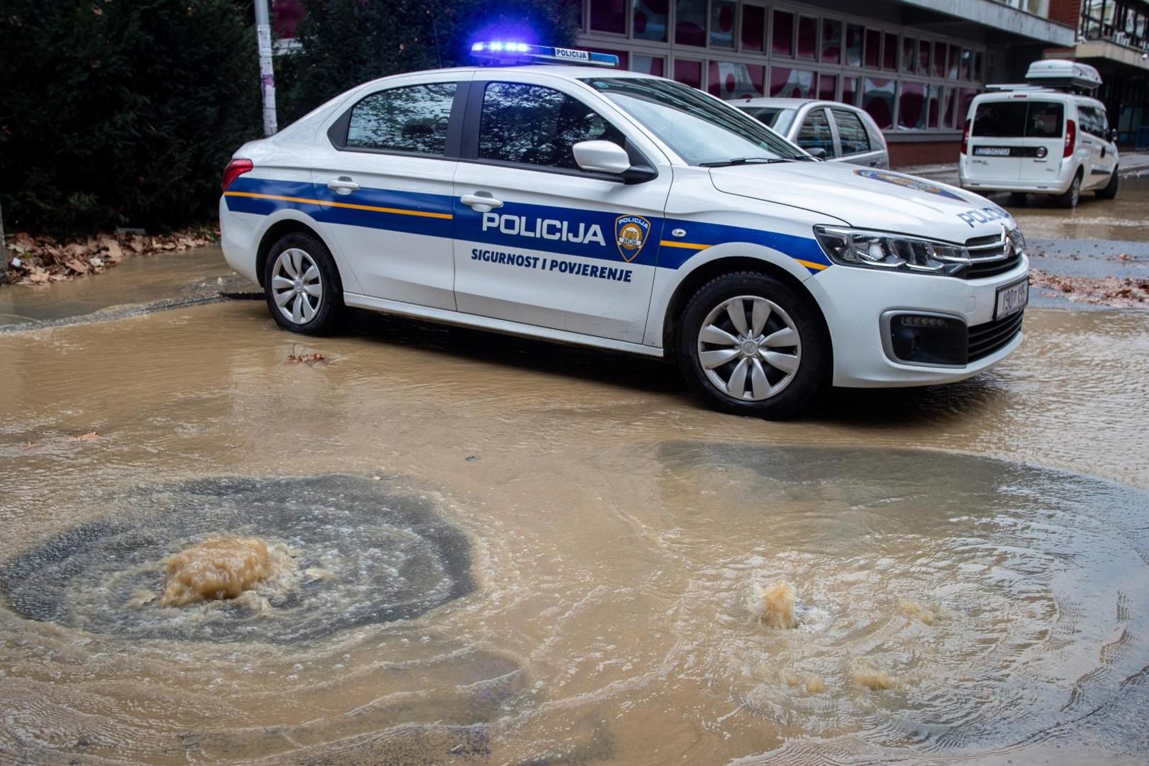 Poplavljeno je parkiralište gdje je inače parkiran veliki broj automobila stanovnika ovog naselja
