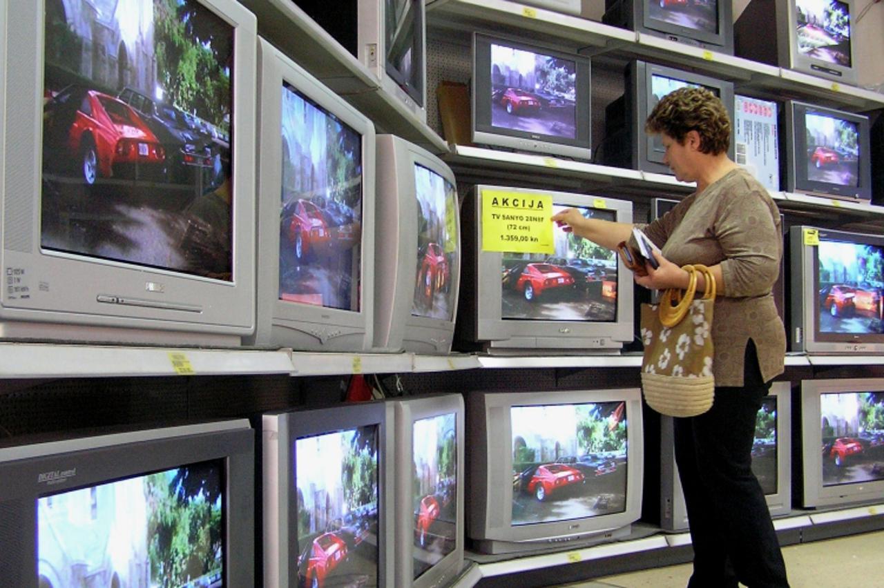 'za podravinu i bilogoru virovitica, trgovina konikom, 4.10.2007. ilustracija uz temu o neispravnim proizvodima - iz jedne viroviticke trgovine bijelom tehnikom  kljucne rijeci: televizori, kupac, raz