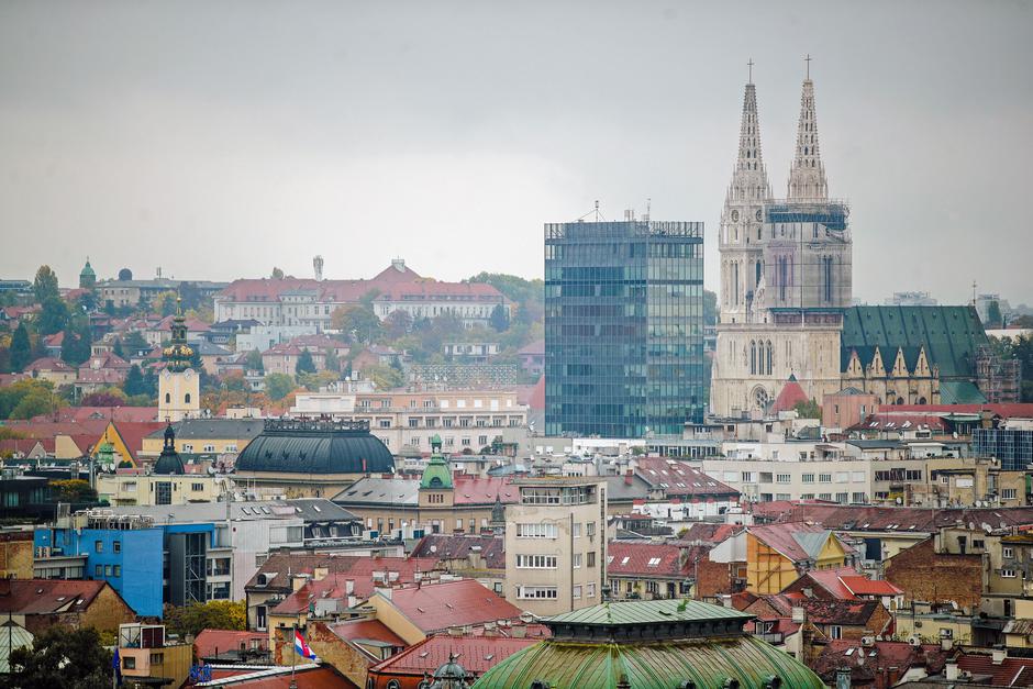 Poged na kišom okupan Zagreb sa 17 kata hotela Westin