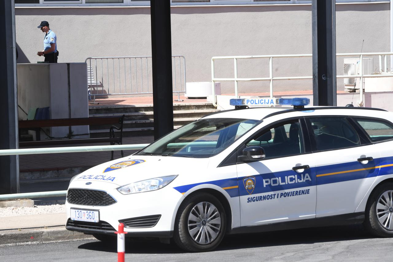 Veći broj policijskih službenika ispred  bolnice u Šibeniku nakon prometne nesreće