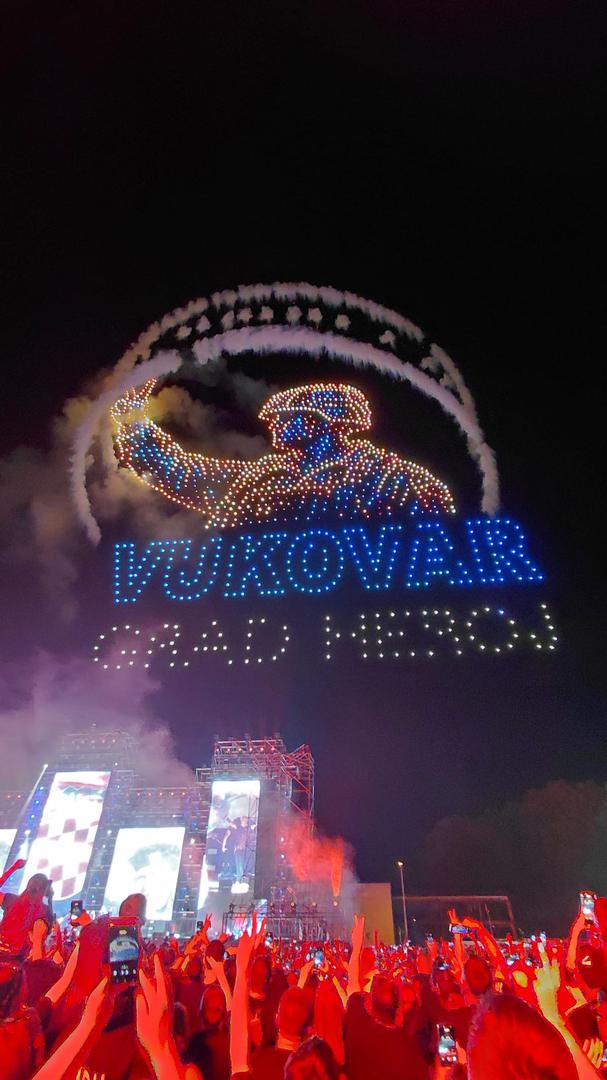 Trenutačno traje veliki koncert Marka Perkovića Thompsona u Vukovaru, a kao i na njegovim dosadašnjim koncertima, poseban dio spektakla odvija se i na nebu.
