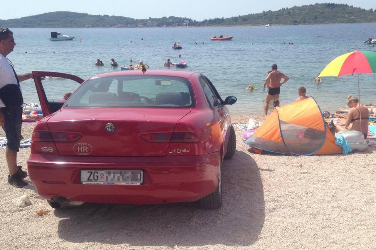 šibenik plaža auto