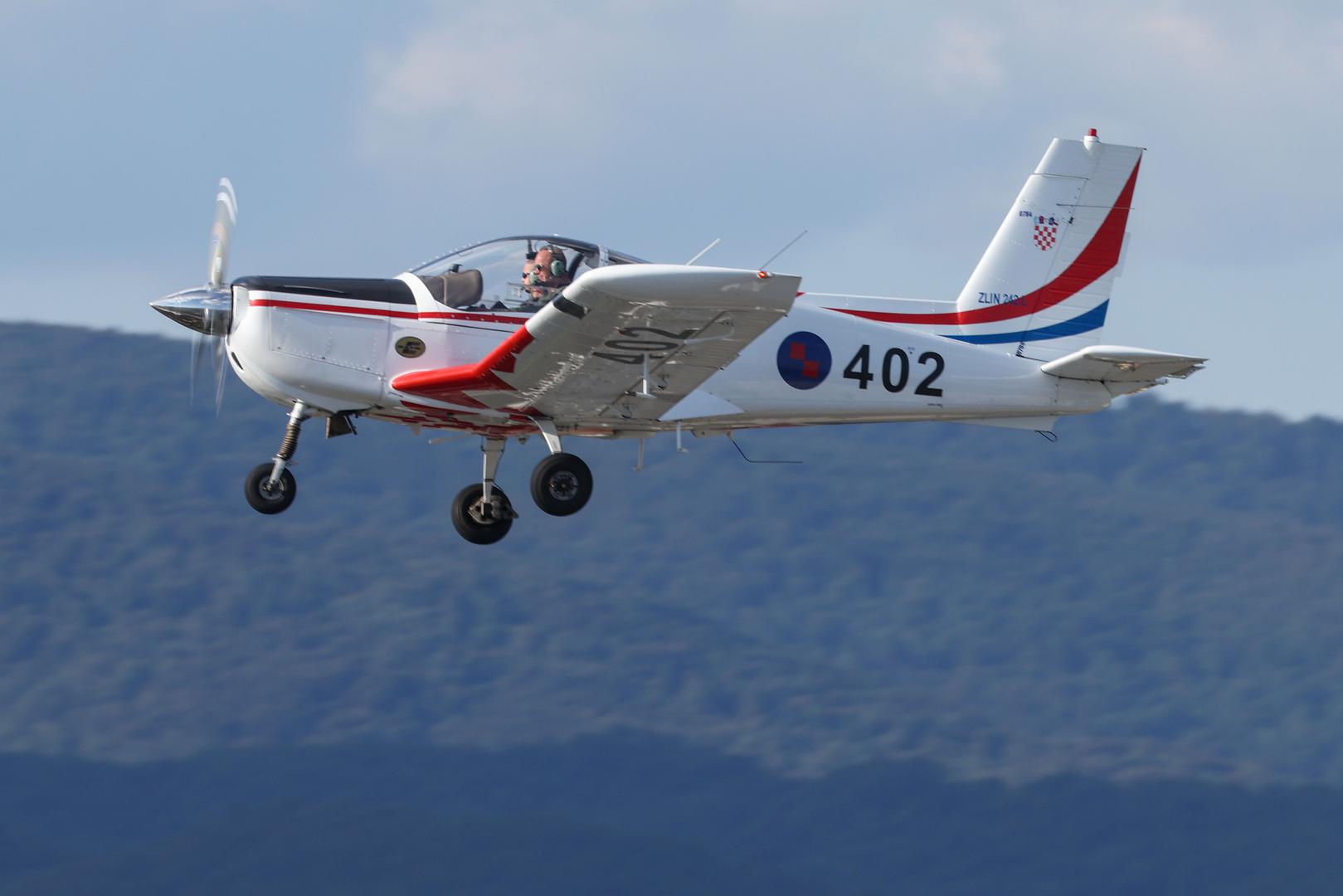 Sa šest aviona tipa Pilatus PC-9M sudjeluje i akrobatska skupina ''Krila oluje'' HRZ-a, a Ulicu grada Vukovara preletjet će i nedavno nabavljeni višenamjenski borbeni avioni tipa Rafale