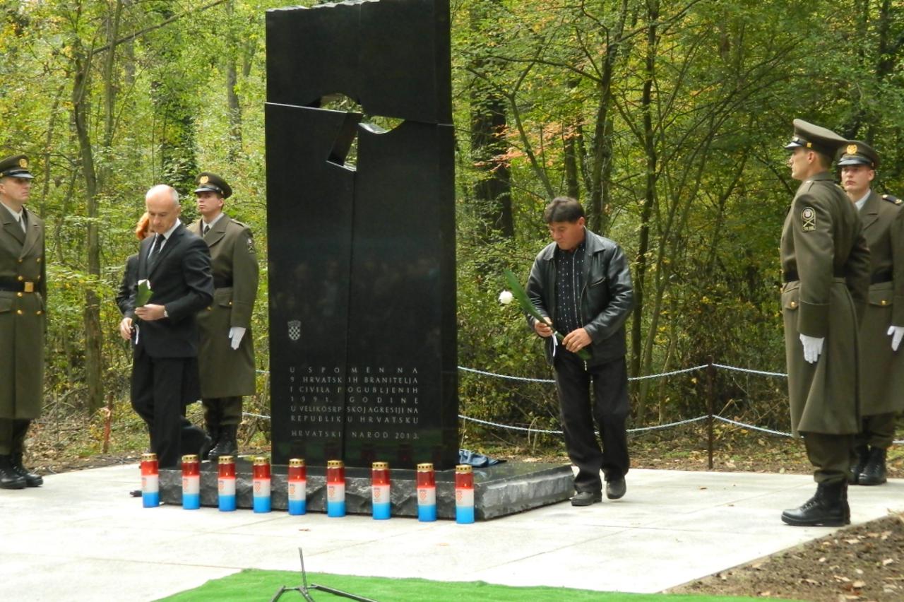 Spomen obilježje masovne grobnice u Jelašu (1)