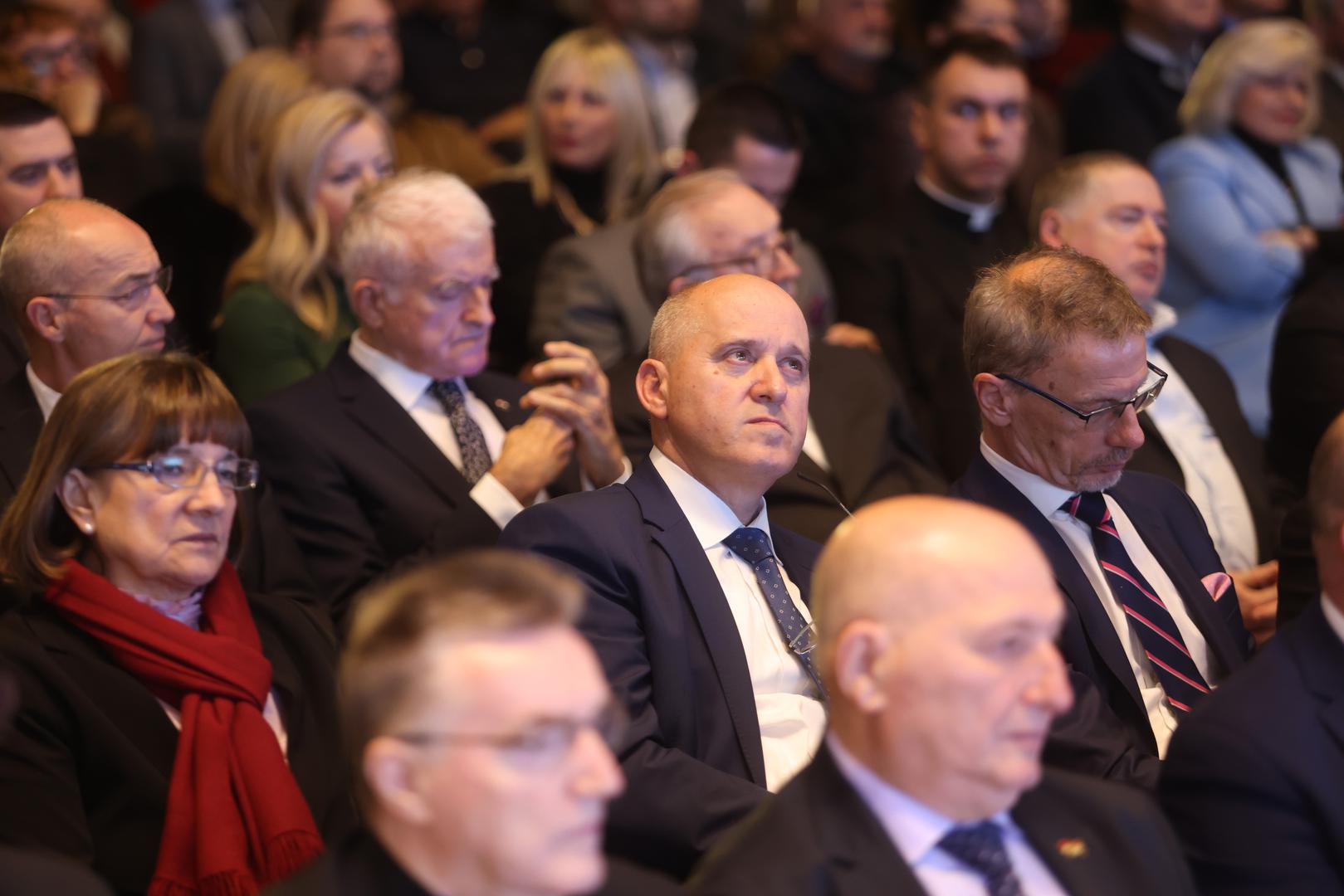 16.01.2023., Zagreb - U Nacionalnoj i sveucilisnoj knjiznici odrzana je promocija 2. dopunjenog izdanja knjige "Diplomatska oluja" Mate Granica. ministar prostornoga uredjenja, graditeljstva i drzavne imovine Branko Bacic, guverner Hrvatske narodne banke Boris Vujcic Photo: Boris Scitar/Vecernji list/PIXSELL