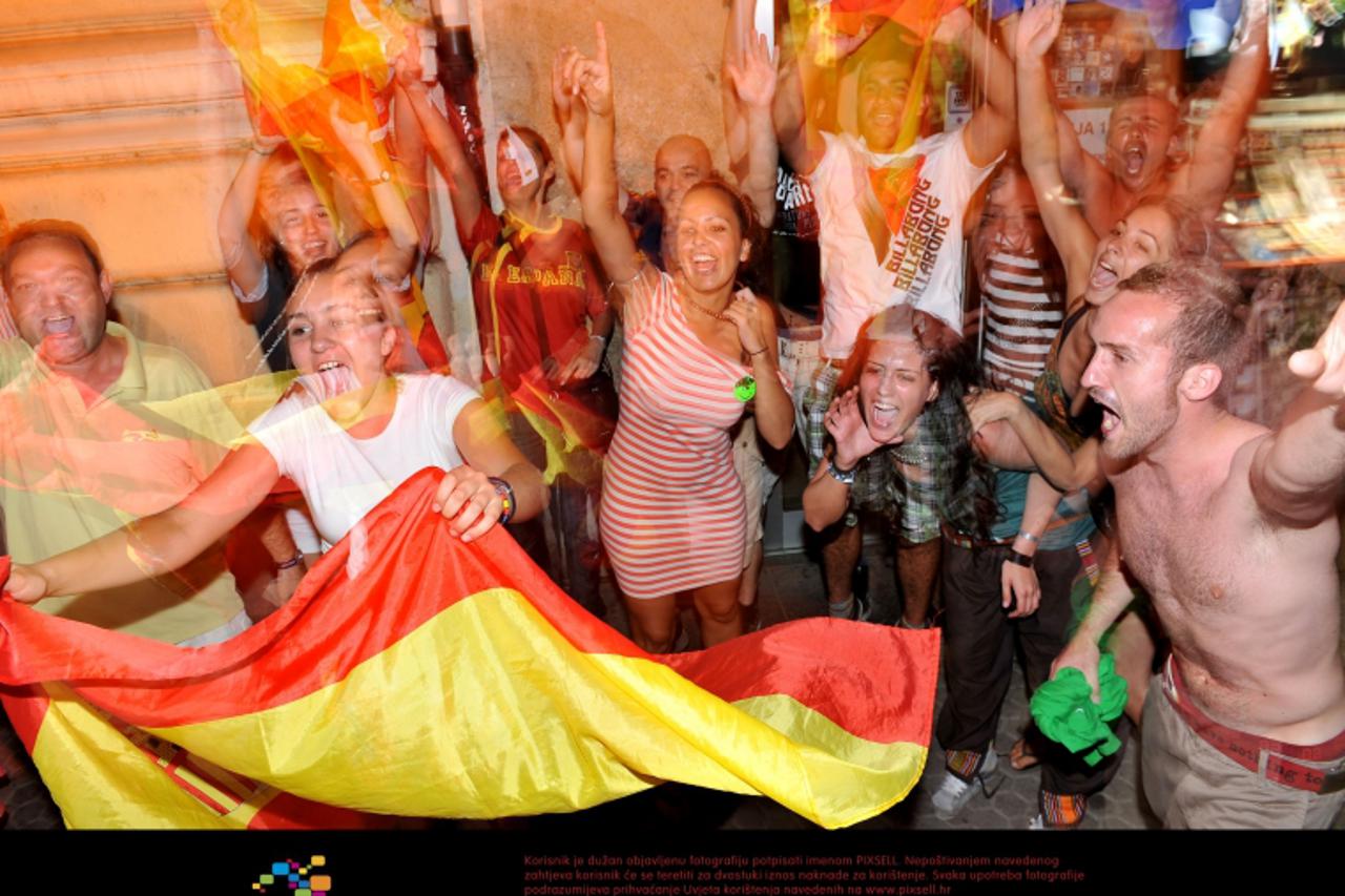 '11.07.2010.Zagreb -  U caffe bar Buldog spanjolski turisti  gledaju finale svjetskog nogometnog prvenstva izmedu Spanjolske i Nizozemske. Slavlje spanjolskih navijaca nakon sto je Spanjolska pobijedi
