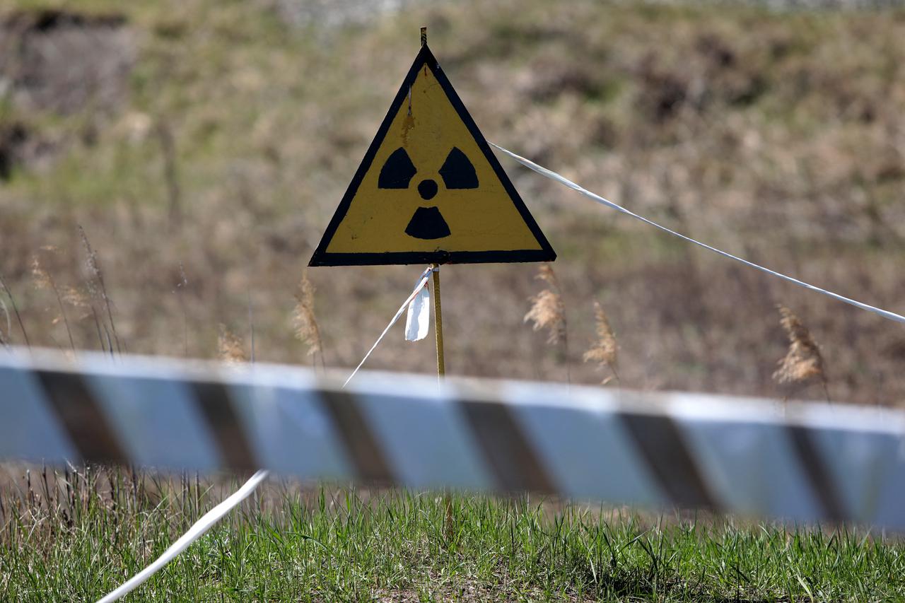 Pogled na rovove koje su  ruski vojnici kopali  u blizini nuklearne elektrane Černobil