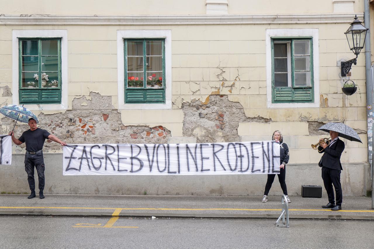 Prosvjed ispred Stare gradske vijećnice zbog dodjele nagrade "Zagrepčanka godine" Mireli Čavajdi