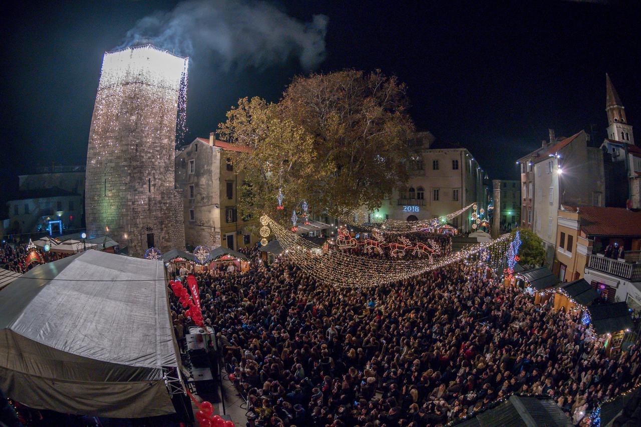 Na Trgu Petra Zoranića uz koncert Ivana Zaka i vatromet otvoren je Advent u Zadru.