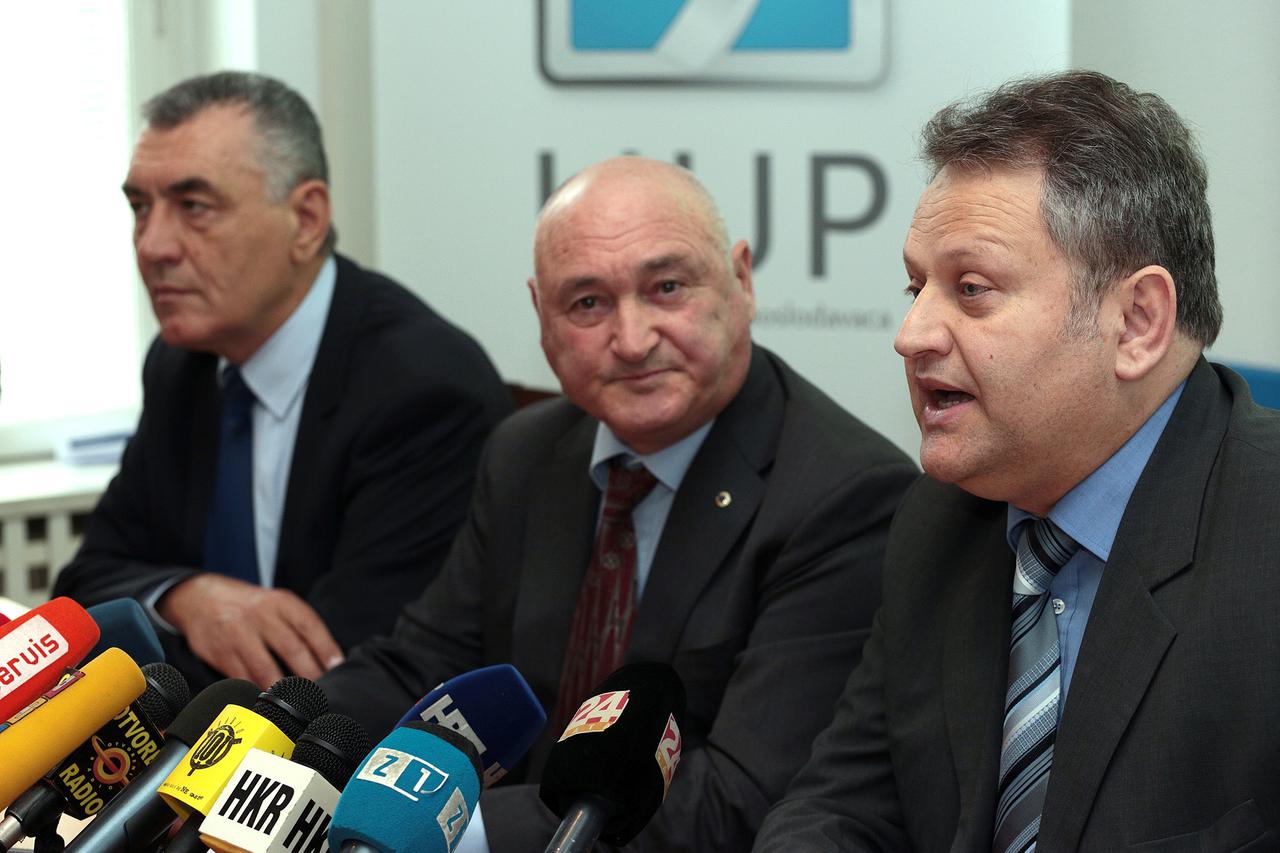 Branko Roglić (u sredini) u društvu poduzetnika Ivice Mudrinića (lijevo) i Petra Lovrića (desno)