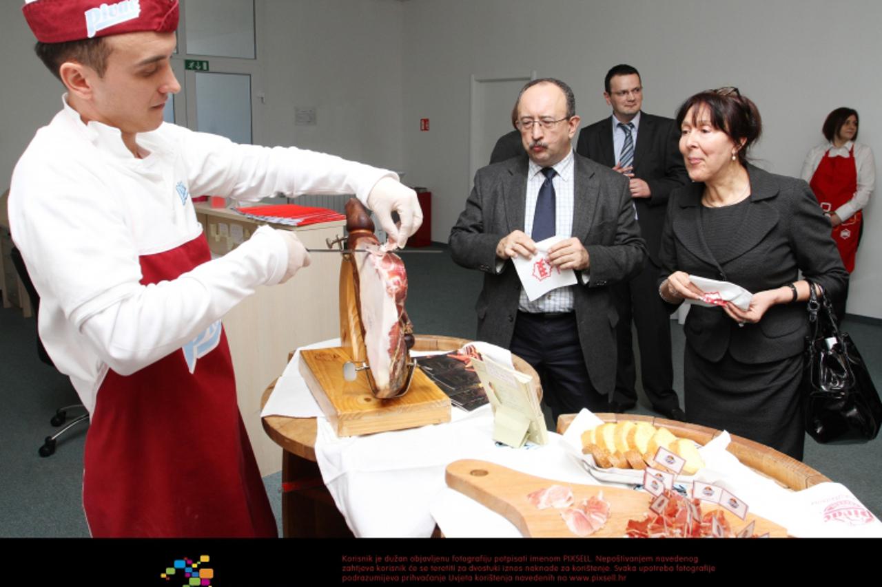 '16.03.2012. Karlovac - U sklopu sluzbenog posjeta Karlovackoj zupaniji veleposlanica Belgije Nancy Rossignol posjetila je tvornicu za preradu mesa PPK. Od predstavnika tvrtke dobila je brojne informa