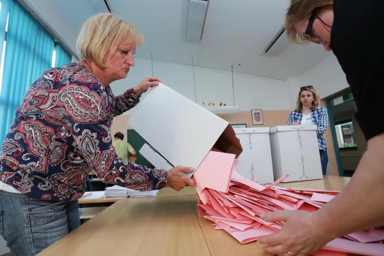 Otvaranje biračkih kutija te prebrojavanje glasova