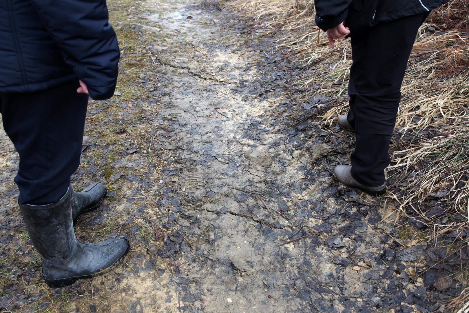 „Problemi s brdom su počeli 2014. kada su bile velike oborine i poplave. No, jutros smo vidjeli da taj dio brda iznad kuće klizi. Nije nam svejedno, stalno gledamo što će se dogoditi. Nadamo se dobrim vijestima od stručnjaka“ – rekla je Marija Radošević iz Prnjavora Čuntićkog
