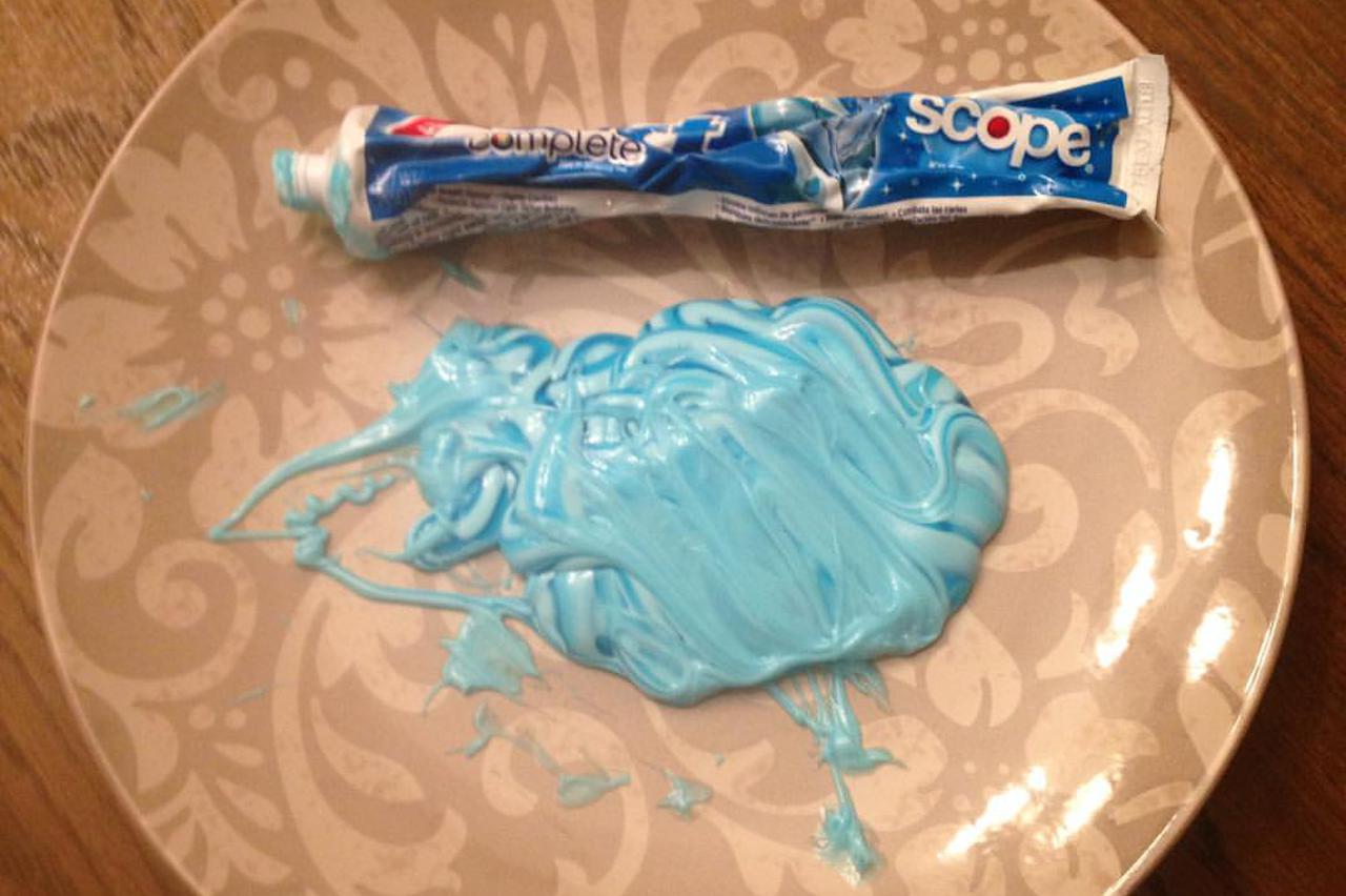 Pasta za zube na tanjuru