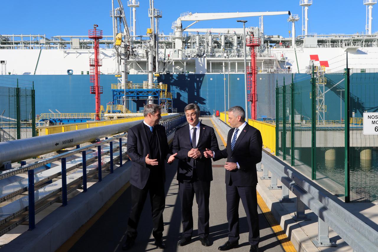 Plenković u društvu Nehmmera i Soedera obišao LNG terminal na Krku