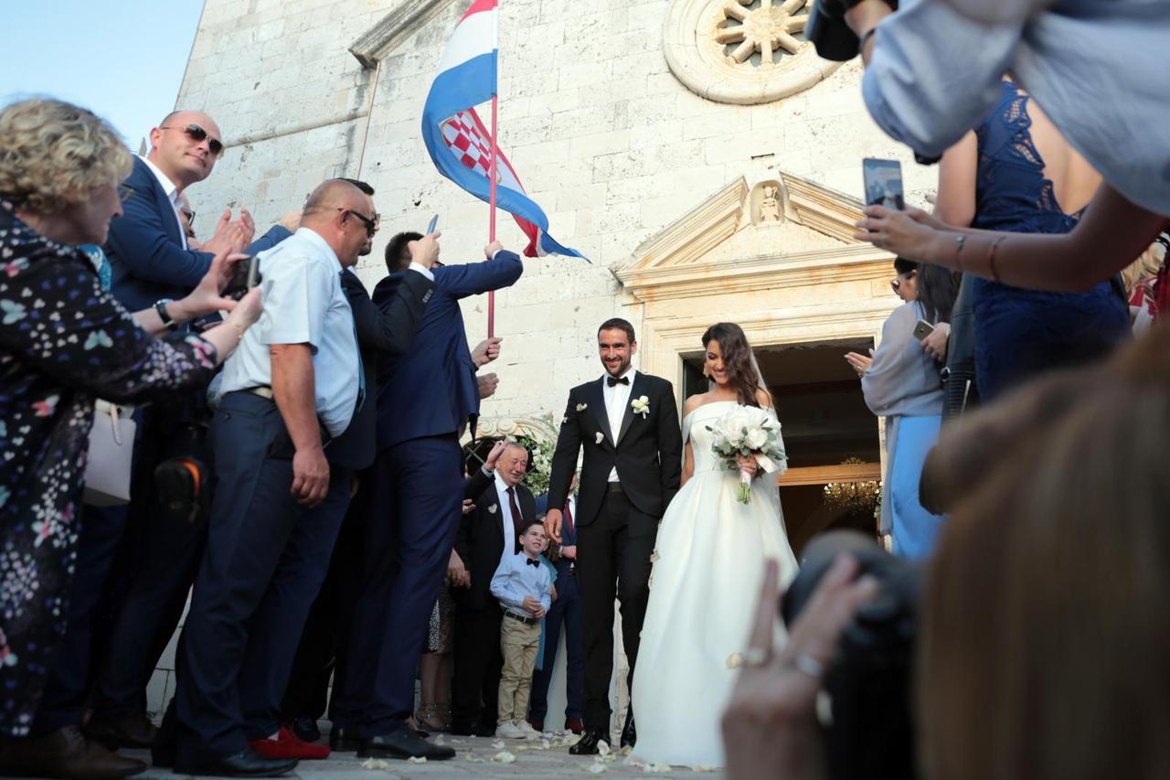 Marin Čilić sa suprugom Kristinom izlazi iz crkve nakon vjenčanja