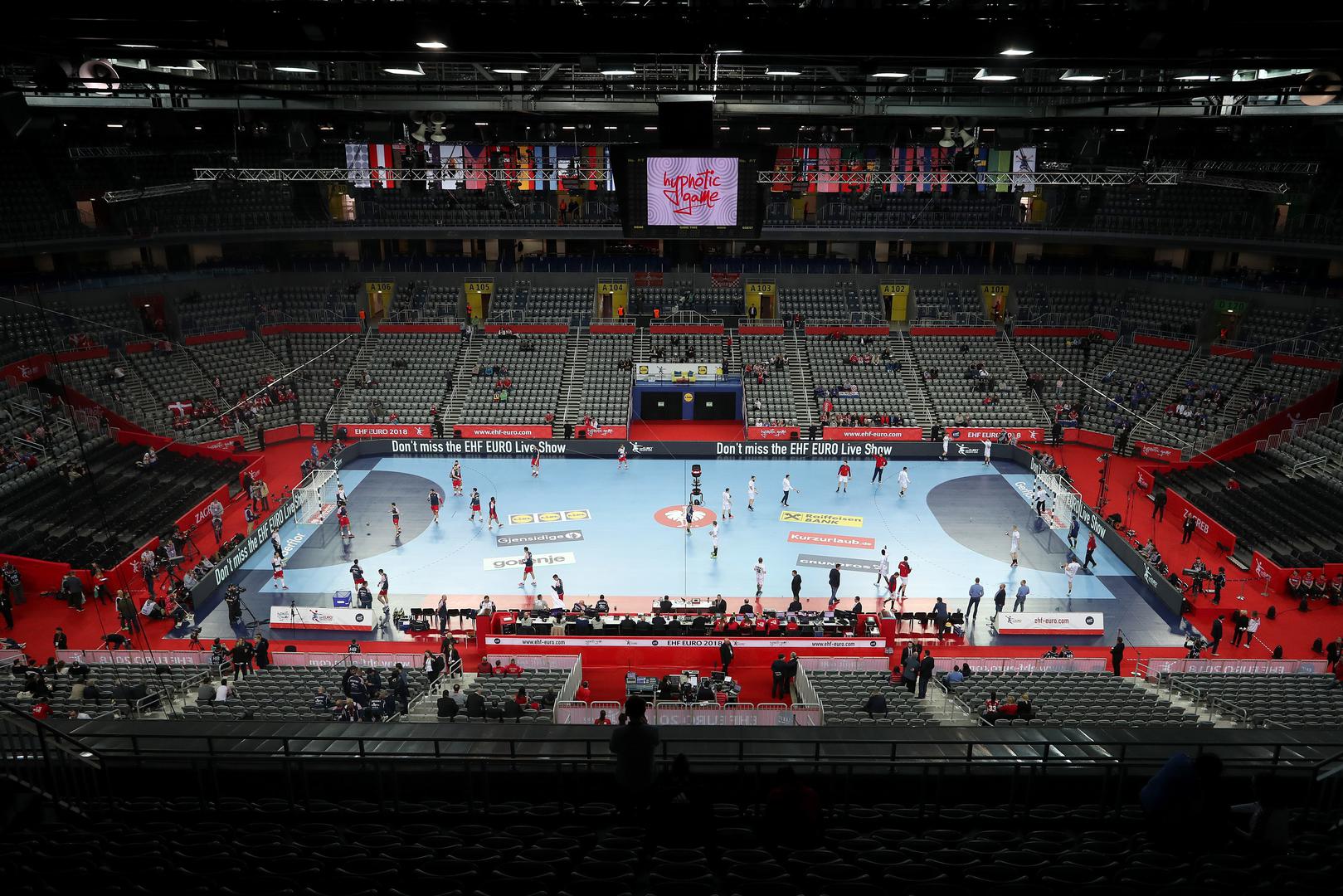 Tek dvije i pol tisuće ljudi došlo je danas u Arenu ispratiti posljednju utakmicu Hrvatske na Europskom prvenstvu. Naši rukometaši nisu uspjeli izboriti polufinale pa se s Češkom bore za peto mjesto pred polupraznim tribinama.