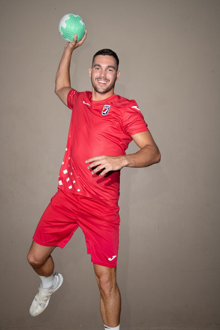 S juniorskom reprezentacijom osvojio je srebro na Svjetskom prvenstvu u Španjolskoj 2019., a 2021. debitirao je za seniorsku reprezentaciju Hrvatske. Igra na poziciji lijevog krila, a ovaj 194 centimetra visok mladić uz treninge i obaveze na zadnjoj godini studija kondicijske pripreme sportaša na Kineziološkom fakultetu, čini se, ima dovoljno vremena za realizaciju svih svojih ambicija. Ujedno je i vlasnik modnog brenda za sportsku odjeću. Najveća podrška u životu mu je upravo mama. Ranije je imao i djevojku koja mu je bila podrška i s kojom je provodio sve svoje slobodno vrijeme.