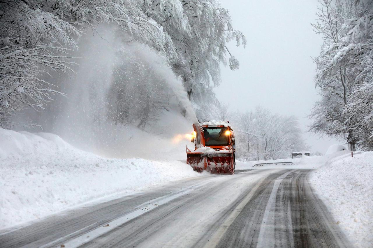 Zbog velikih količina snijega znatno je otežan cestovni  i željeznički promet