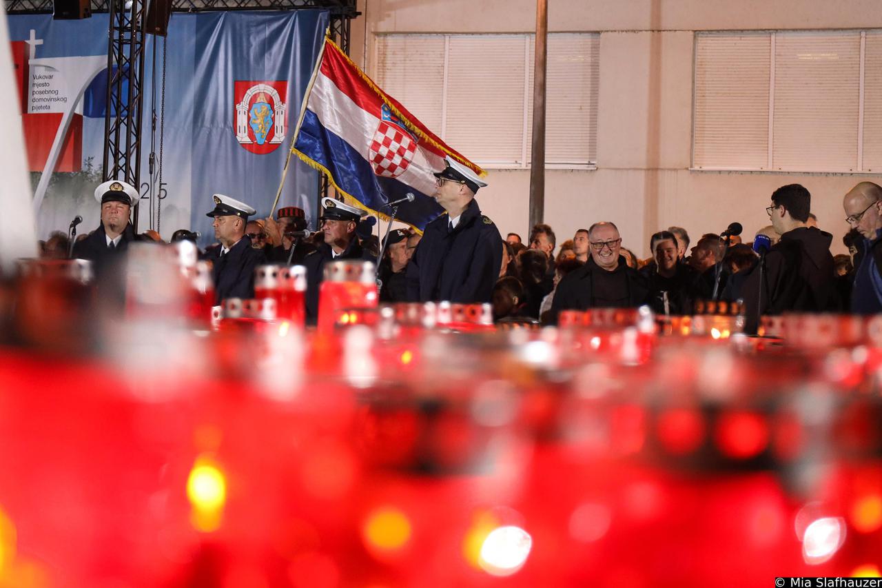 Vukovar: Paljenjem svijeća i molitvom ispred Memorijalne bolnice "Dr. Juraj Njavro" obilježen je Dan sjećanja na žrtvu Vukovara