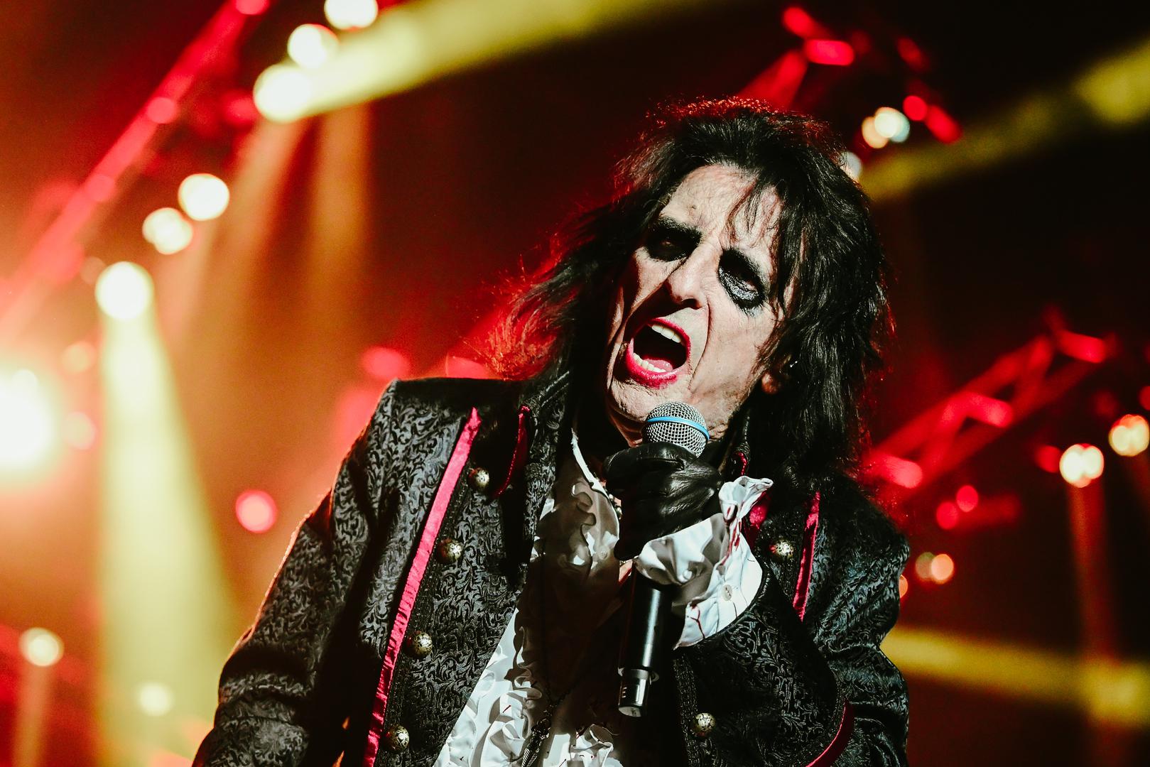 U bendu su holivudska zvijezda Johnny Depp, legendarni rocker Alice Cooper, glavni gitarist i tekstopisac Aerosmitha Joe Perry i gitarist Tommy Henriksen,