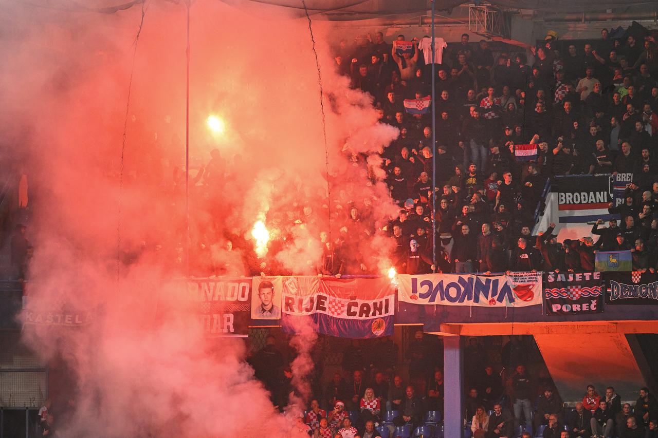 Podgorica: Navijači na tribinama prate utakmicu Crna Gora - Hrvatska