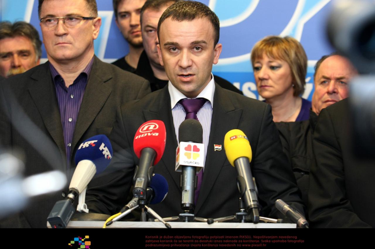 '30.01.2012., Osijek - Izvanredna konferencija za medije u prostorijama HDZ-a povodom izjava Josipa Salapica da su tajne sluzbe ukljucene u unutarstranacke izbore stranke. Josip Salapic za govornicom.