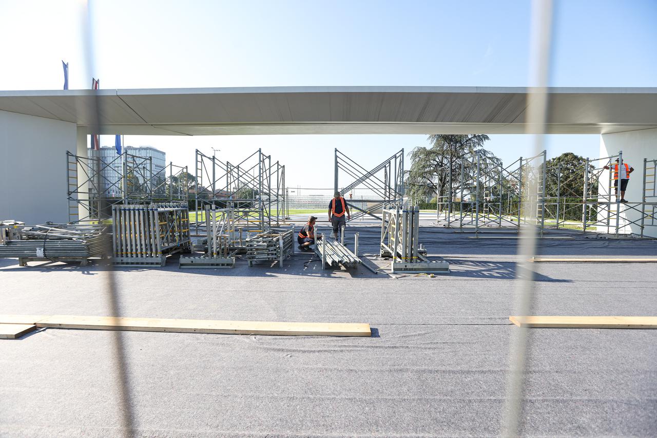 Zagreb:  Radnici postavljaju skele na Spomeniku Domovini 