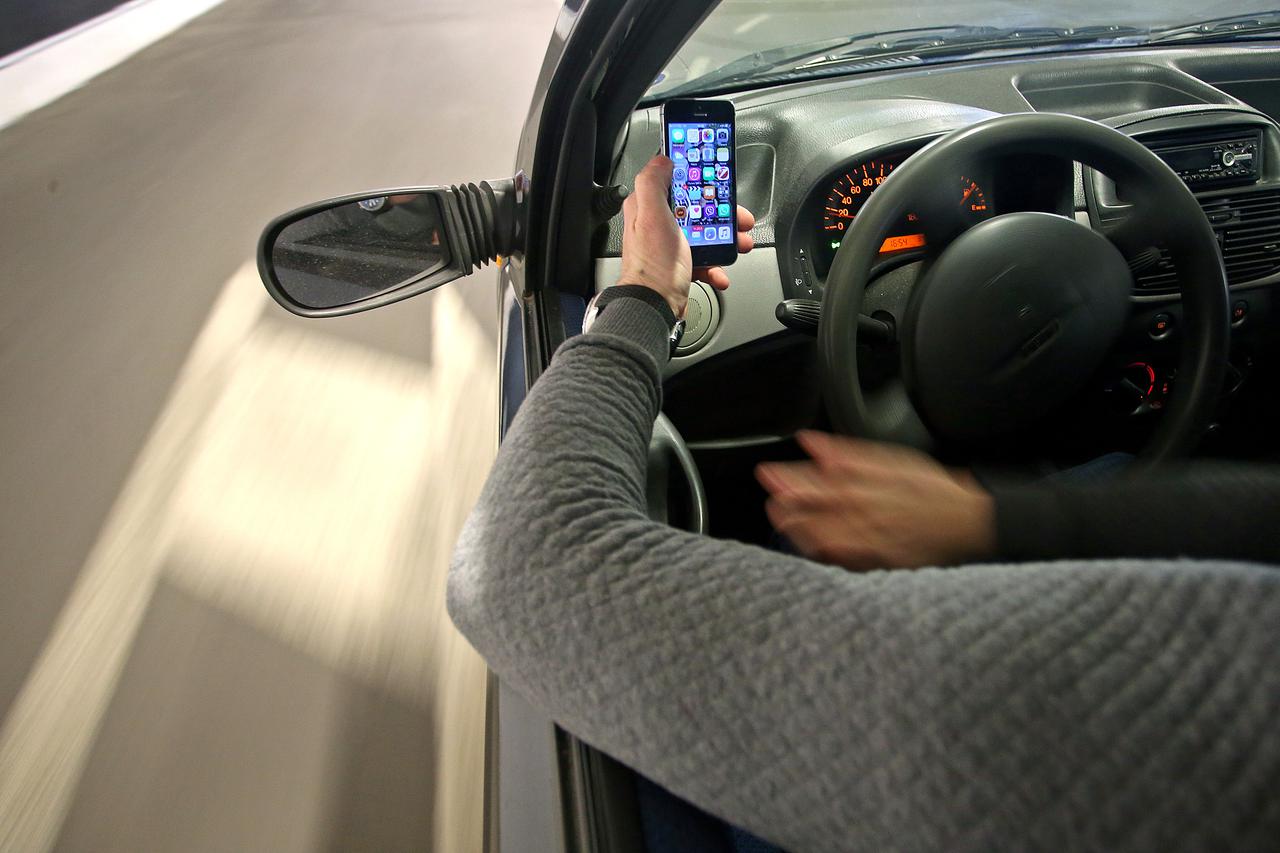 Uporaba mobitela bez hands-free ure?aja tijekom vožnje kažnjiva je u svim europskim zemljama