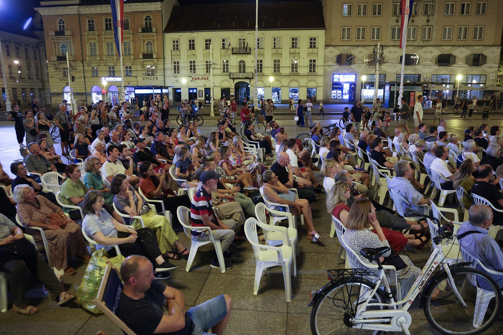U središtu priče je Avery Graves, vrhunska operativka CIA-e koju teroristi ucjenjuju otmicom njezina supruga