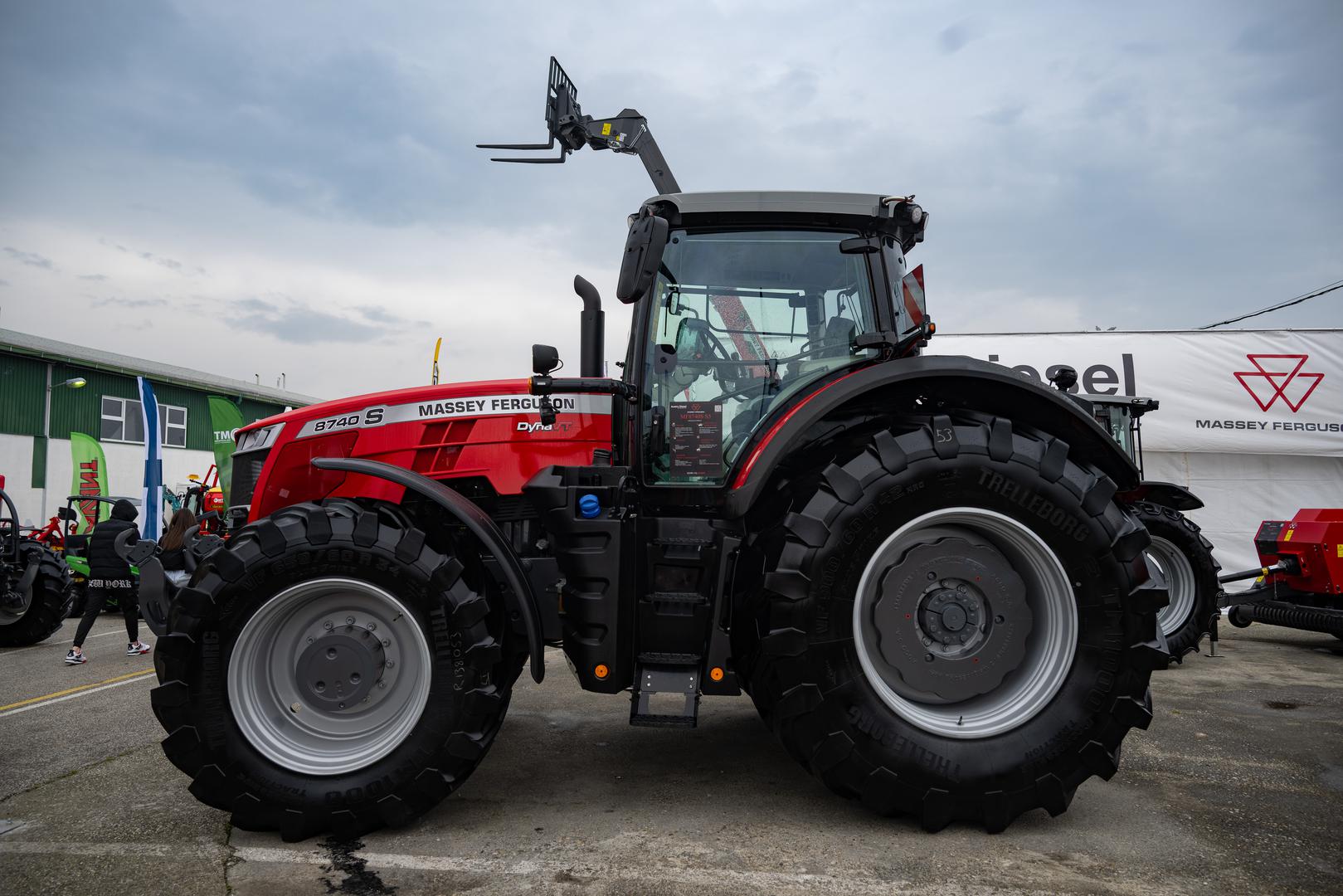 Prijenos je Dyna-VT, kontinuirano varijabilni (CVT), omogućujući brzine od gotovo nule do 50 km/h, što ga čini idealnim za sve od oranja do transporta. Hidraulički sustav s protokom od 205 l/min i stražnjom polugom koja podiže 12.000 kg dodatno potvrđuju njegovu snagu, dok prednja hidraulika (opcija) nosi do 5.000 kg.