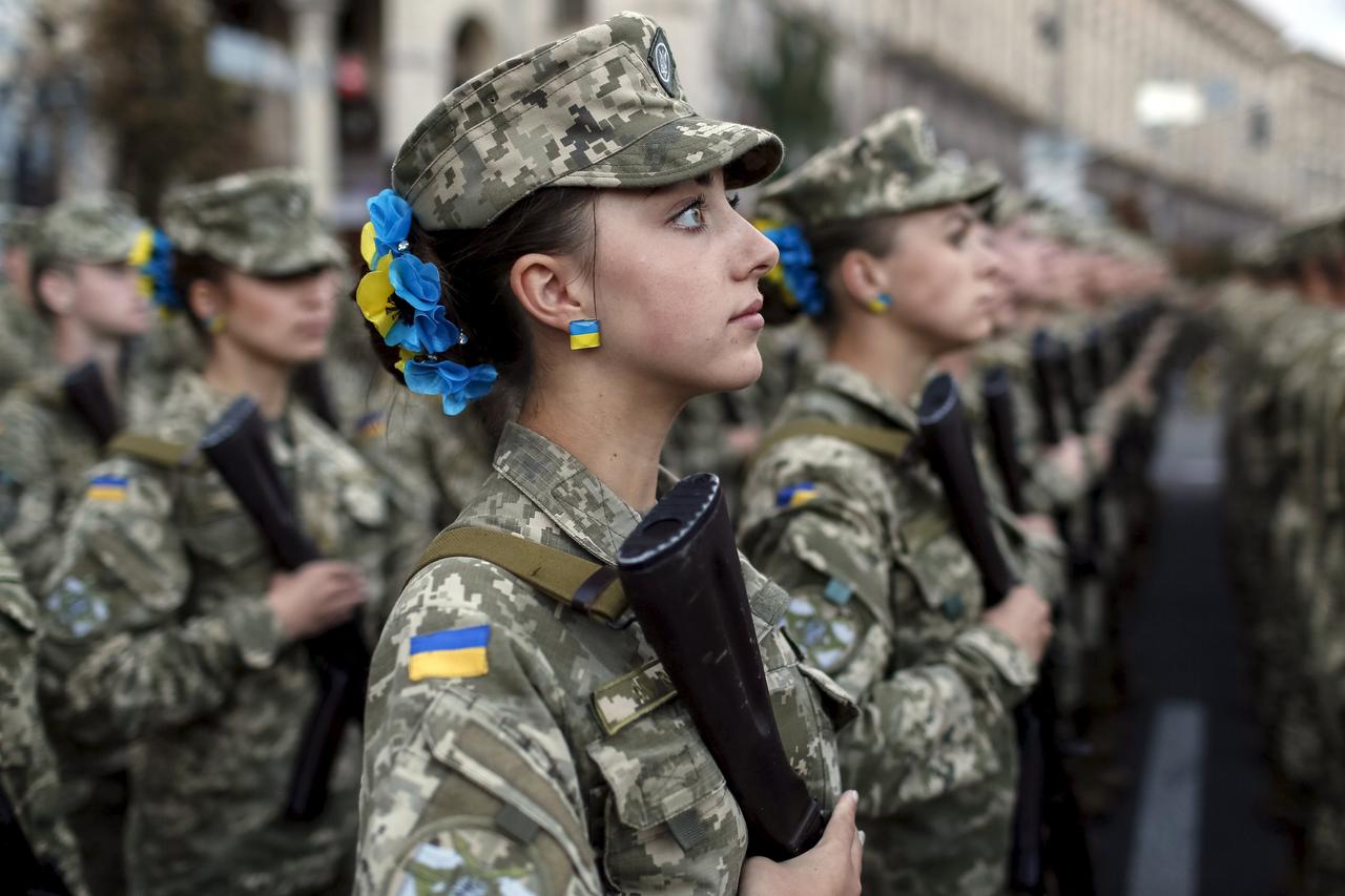 Ukrainian servicemen take part in a rehearsal for the Independence Day military parade, in the center of Kiev, Ukraine, August 20, 2015. The parade will take place this Monday. REUTERS/Gleb Garanich