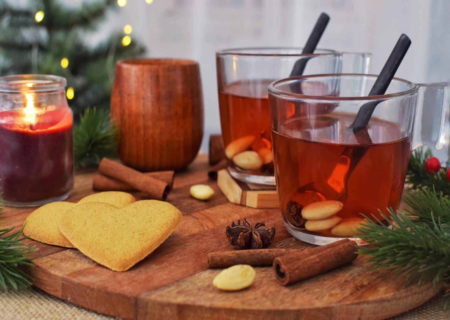 Bijelo kuhano vino s citrusima i đumbirom: Za one koji žele nešto laganije i svježije, bijelo kuhano vino idealna je 'adventska' alternativa. Umjesto težih začina naglasak je na kriškama limuna i naranče, svježem đumbiru, bademima i žlici meda pa napitak djeluje i osvježavajuće i blago 'liječi' grlo. Poslužite ga u prozirnim šalica¬ma da se vide komadići voća i začina i dobit ćete piće koje je podjednako fotogenično i ukusno.