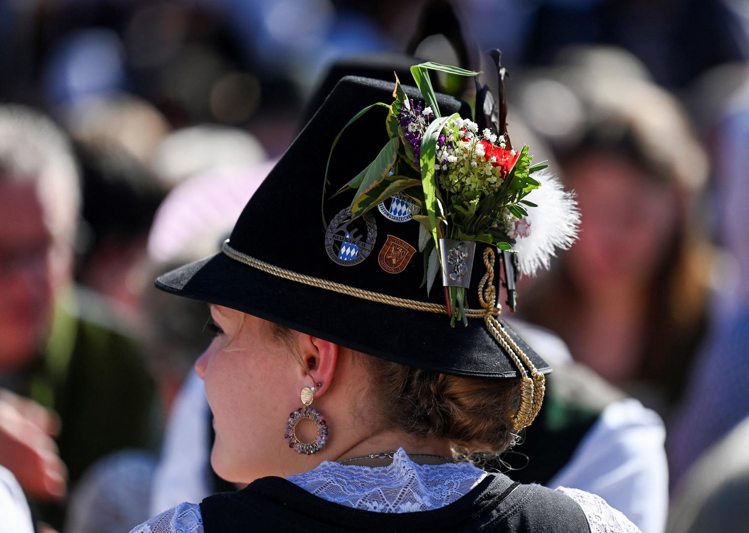 Cijene pića ne određuje Grad München. Određuju ih vlasnici šatora, dok ih gradske vlasti, kao organizator Oktoberfesta, provjeravaju uspoređujući ih s cijenama u većim ugostiteljskim objektima na području Münchena.