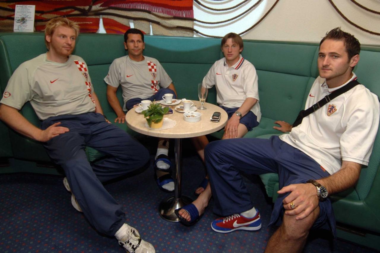 'sport...zagreb..20.05.2006. catez - pripreme hrvatske reprezentacije/tomas i carlos sa olicem i simunicem u aperitiv baru snimio:marko lukunic'