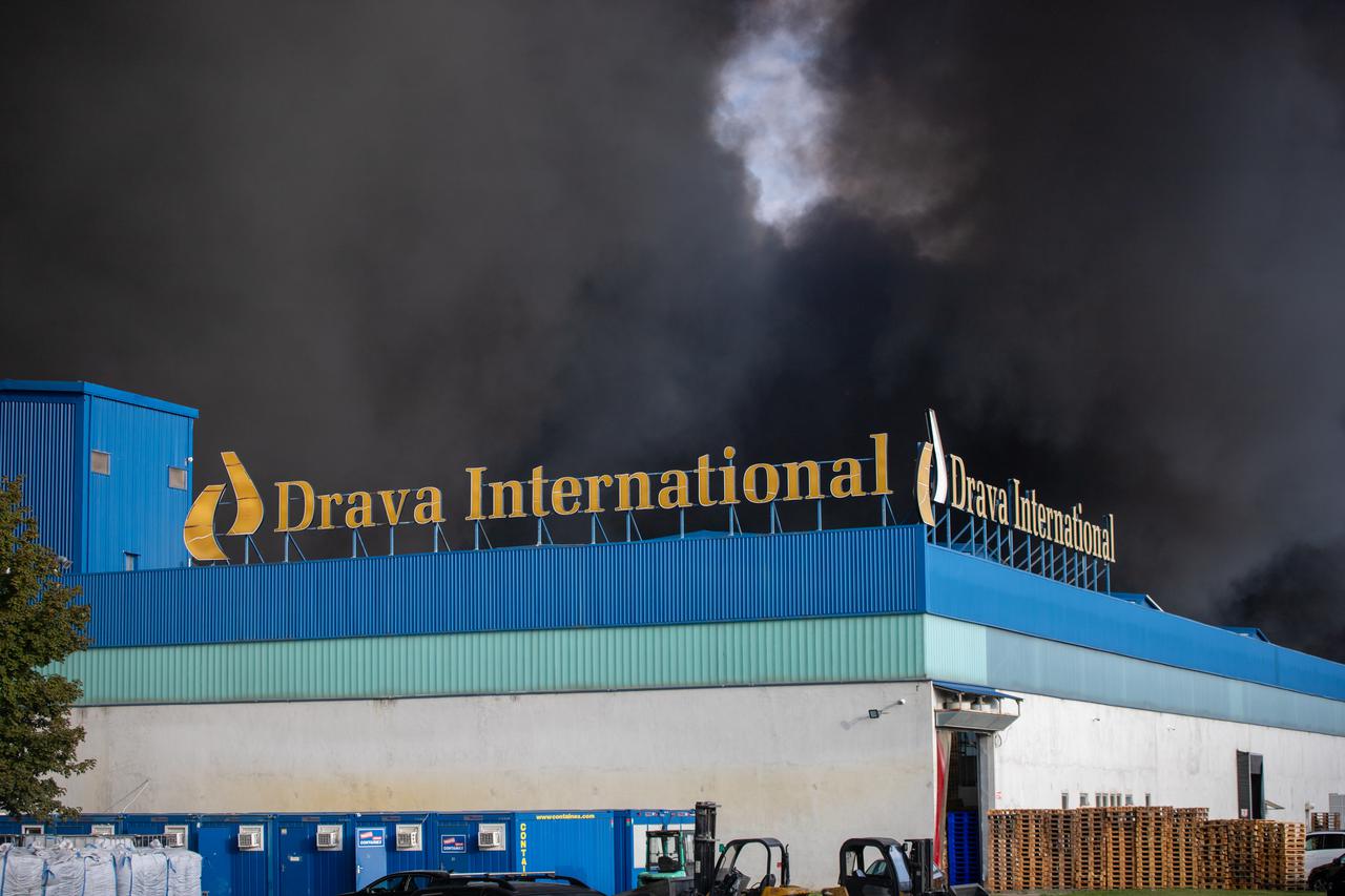 Osijek: Usporeno je širenje velikog požara u osječkoj tvrtki za preradu plastike "Drava International"