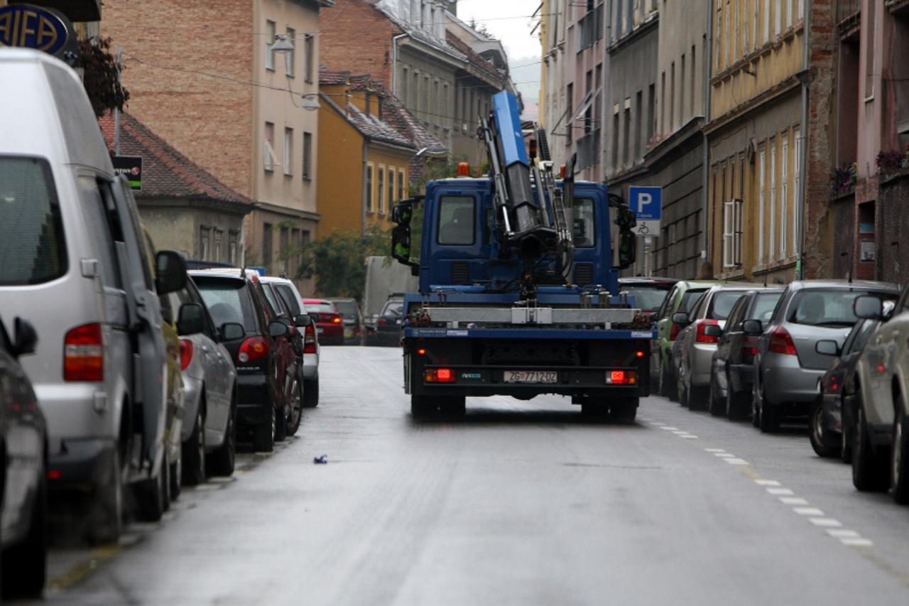 \'27.09.2010.,Zagreb - Pauk sluzba Zagrebackog Holdinga za premjestaj krivo parkiranih vozila na Novoj Vesi Photo: Zeljko Hladika/PIXSELL\'