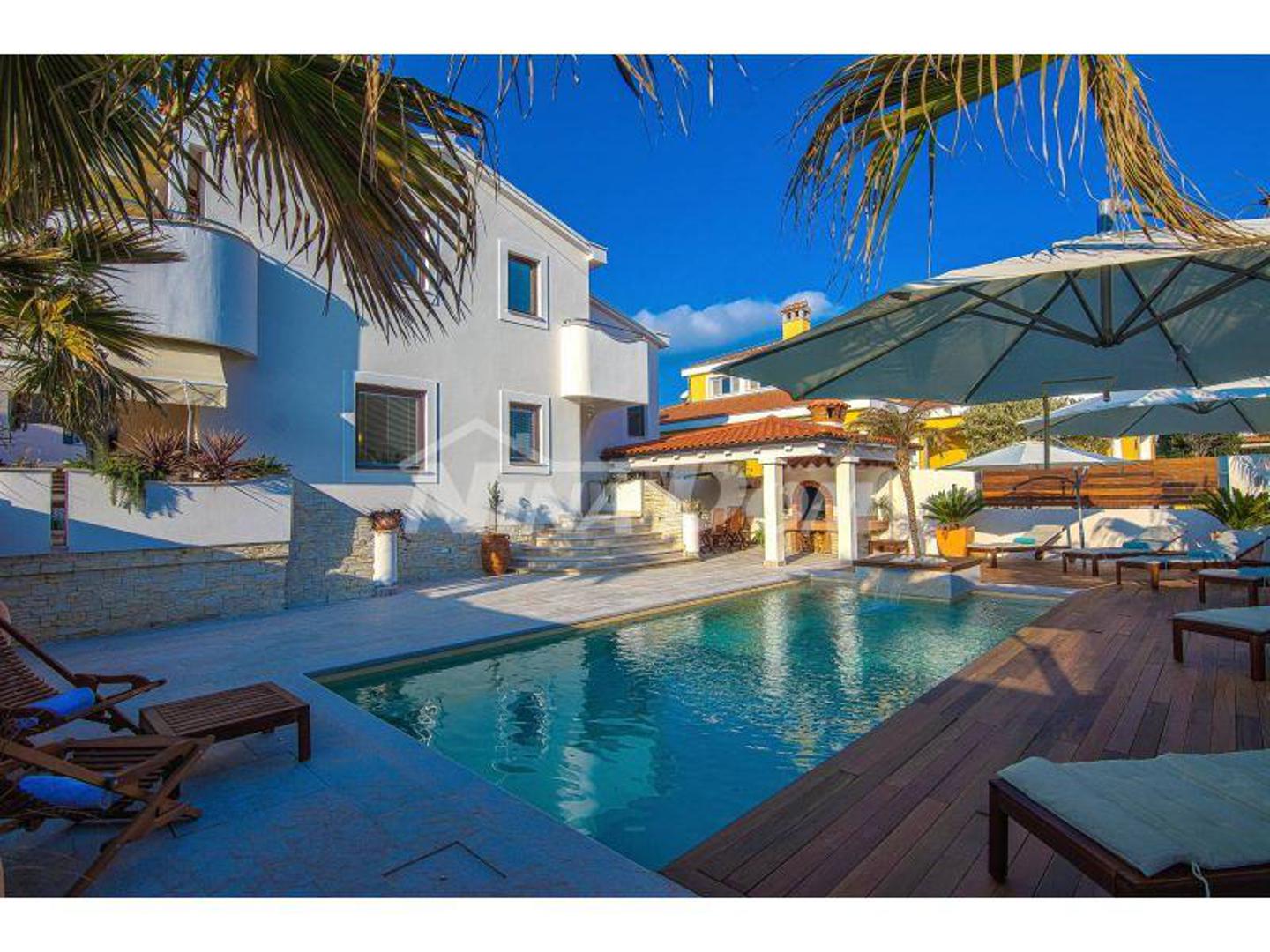 U Zadru, na mirnoj i tihoj lokaciji Dikla, na prodaju je luksuzna samostojeća vila po cijeni od 1,290.000 eura. 