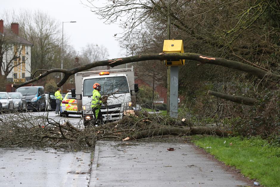 Zimska oluja napravila kaos na cestama