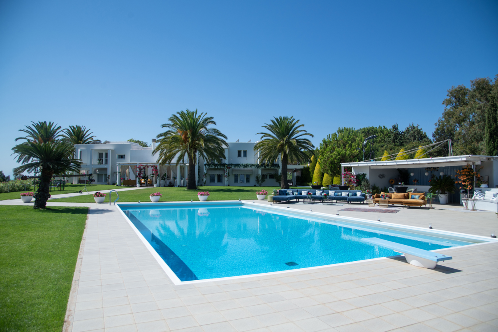 Sve ono što će se događati u vili, kao i u dvorištu, snimat će desetak kamera kako nijedan zanimljiv detalj ne bi promaknuo gledateljima, a tu su i tri drona koji će osigurati da ova grčka avantura bude doživljena iz baš svakog kutka i svake perspektive. Iz produkcijskog tima novu sezonu 'Gospodina Savršenog' opisuju najemotivnijom i najintrigantnijom dosad, a zašto je to tako, gledatelji mogu provjeriti već sad na platformi Voyo, a od ponedjeljka, 2. veljače u 21.15 sati i na RTL-u.