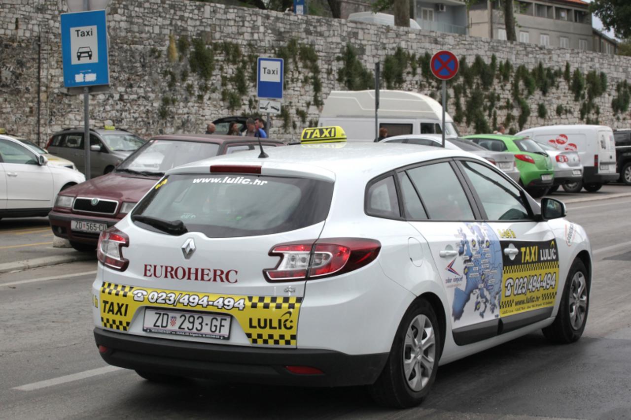 '06.05.2010., Zadar - Novi Taxi Lulic izazvao pomutnju u Zadru sa snizavanjem cijena. Zadarski taxisti smanjili cijene na 19 kuna 5 km. Taxi Lulic prolazi pored Taxi stajalista odnosno pored konkurenc