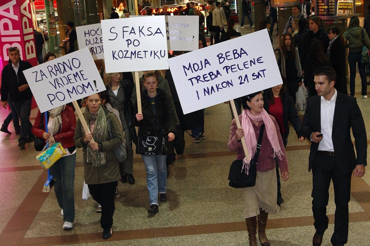 '13.10.2010.,Glavni kolodvor, Zagreb - Prosvjednici su mirno prosetali kroz Importanne centar. Kozmo organizirao promotivni prosvijed. Prosvjednici su trazli duze radno vrijeme trgovina!  Photo: Borna