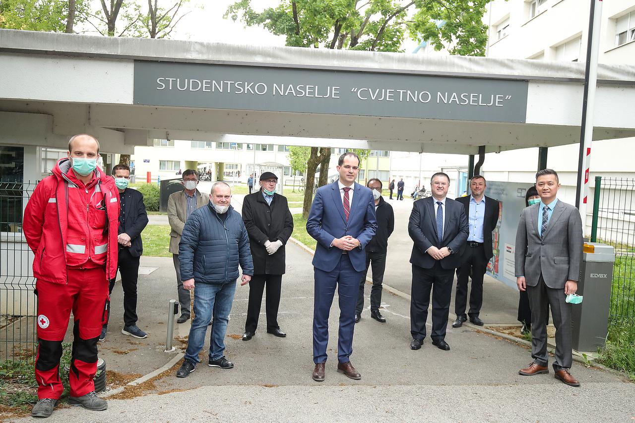 Ministar Malenica uručio donaciju Huawei tableta vrijednih 250 tisuća kuna