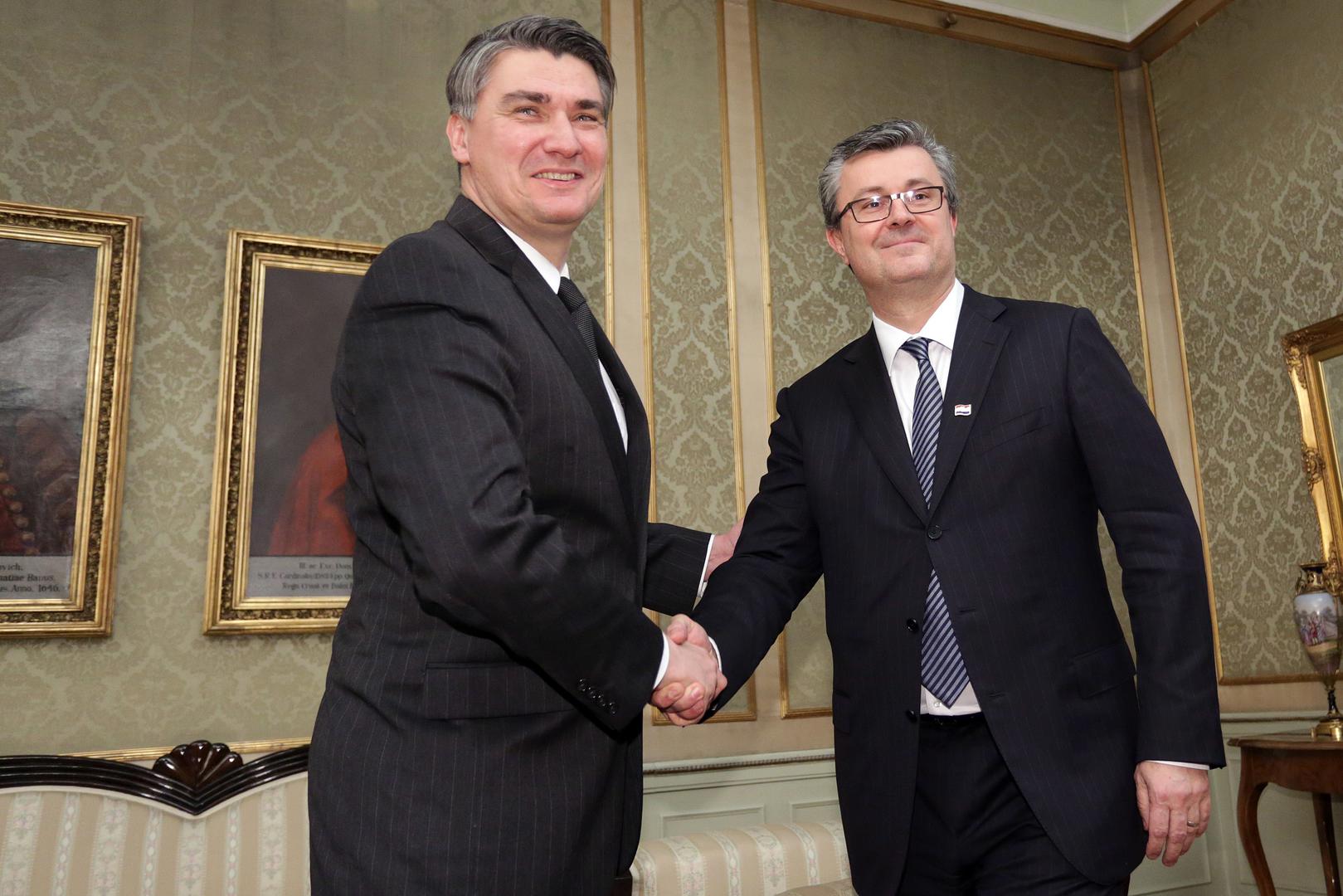 Plenkoviću je poželio uspješan mandat, a novi premijer zahvalio mu je na radu i najavio da će se njegova Vlada posvetiti proračunu za sljedeću godinu, poreznoj reformi i ciljevima iz svojeg programa. 