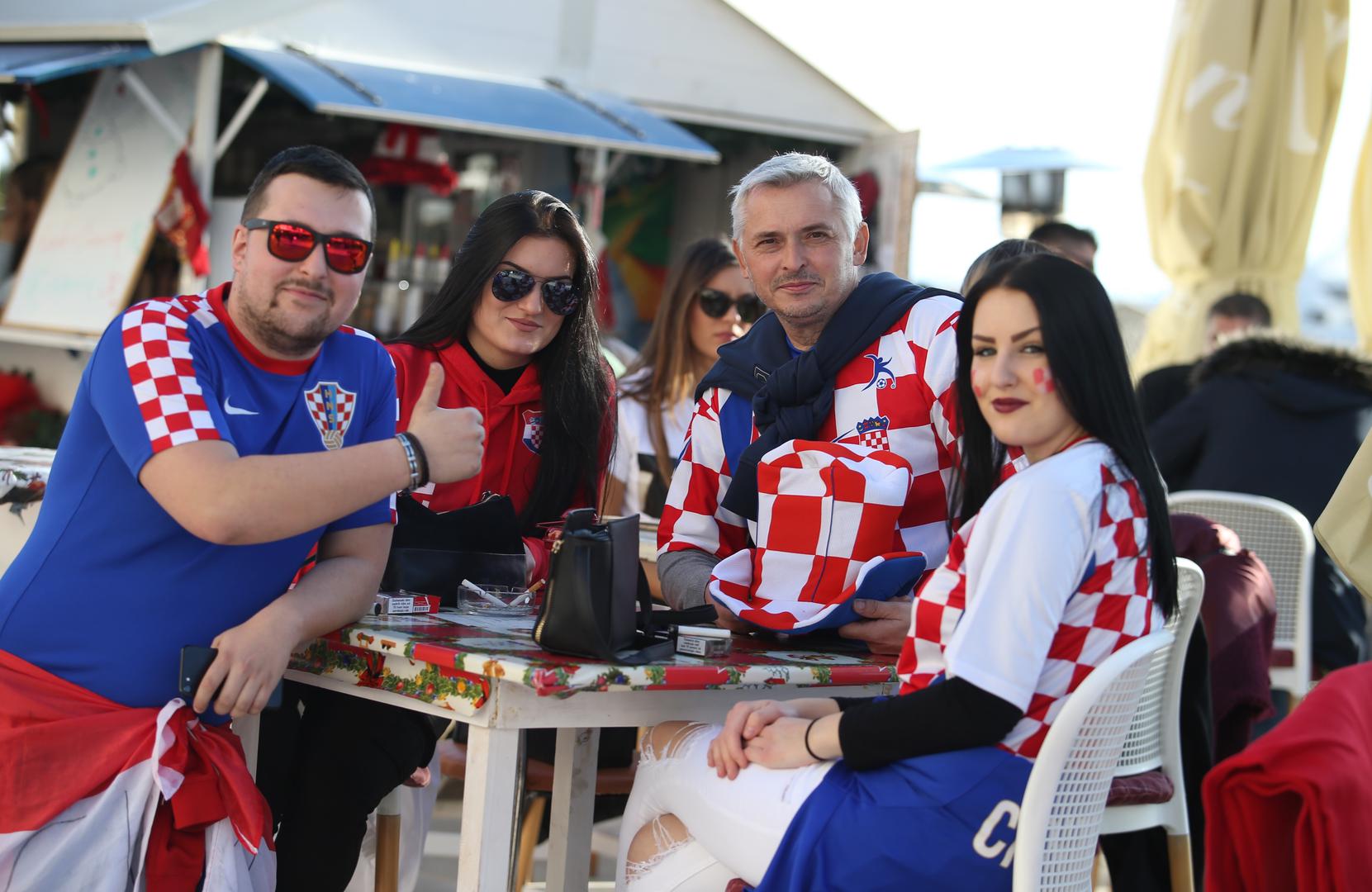 Danas u Hrvatskoj počinje europsko rukometno prvenstvo. Naši rukometaši u Splitu (20.30 sati) otvaraju natjecanje protiv Srbije. Sunčano vrijeme izmamilo je navijače da već od ranijih popodnevnih sati dvoboj dočekaju izvan svojih domova
