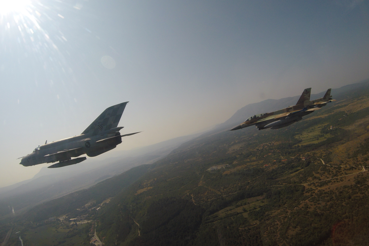 MiG i F-16 snimljeni iz MiG-a