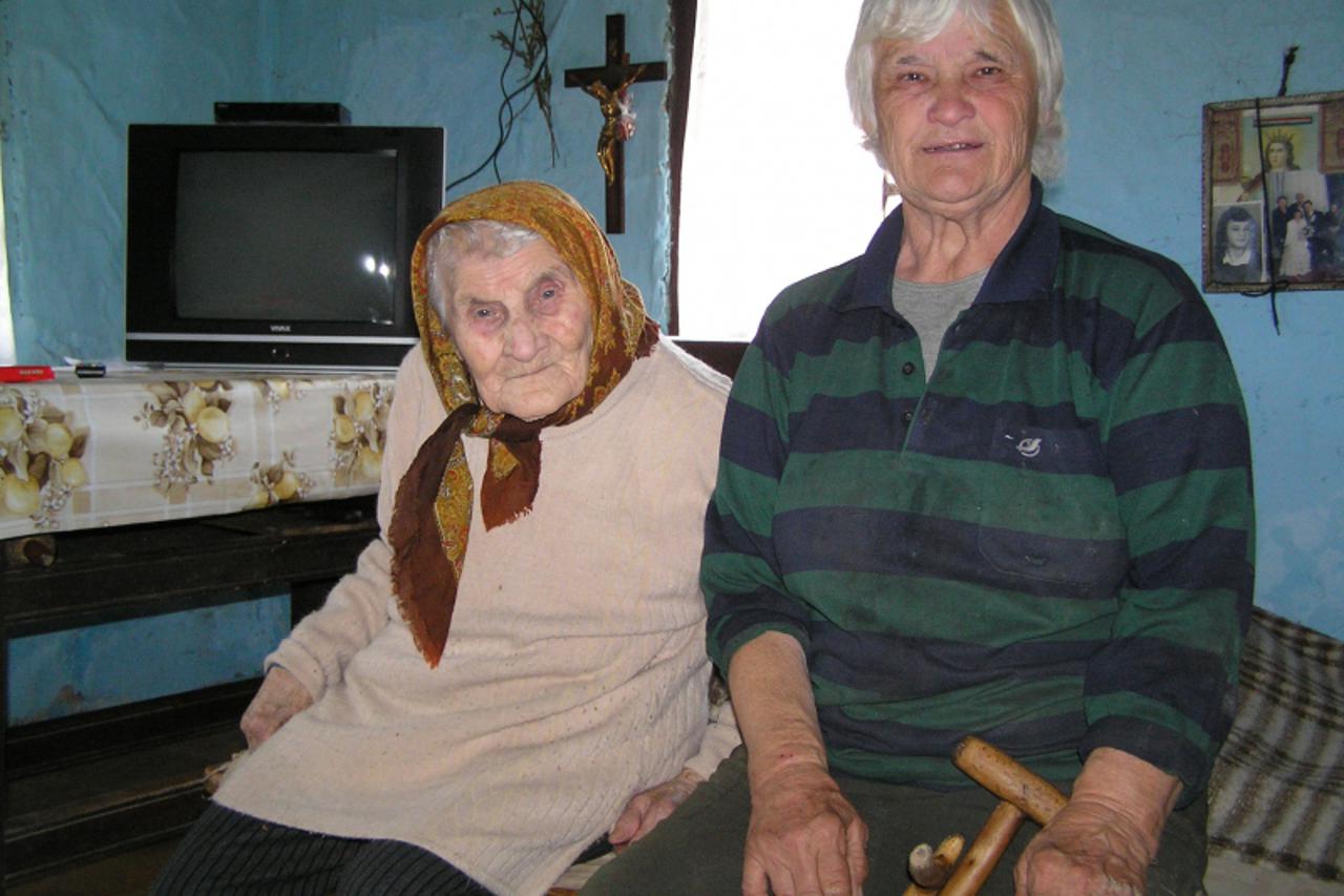 'zagorje - 02. 04. 2010.,Globocec,  Hrvatska - Ana Spoljarec navrsila je 99 godina, pored nje kcerka Barica koja brine za nju, a rodendan je od zupe Marija Bistrica dobila televizor'