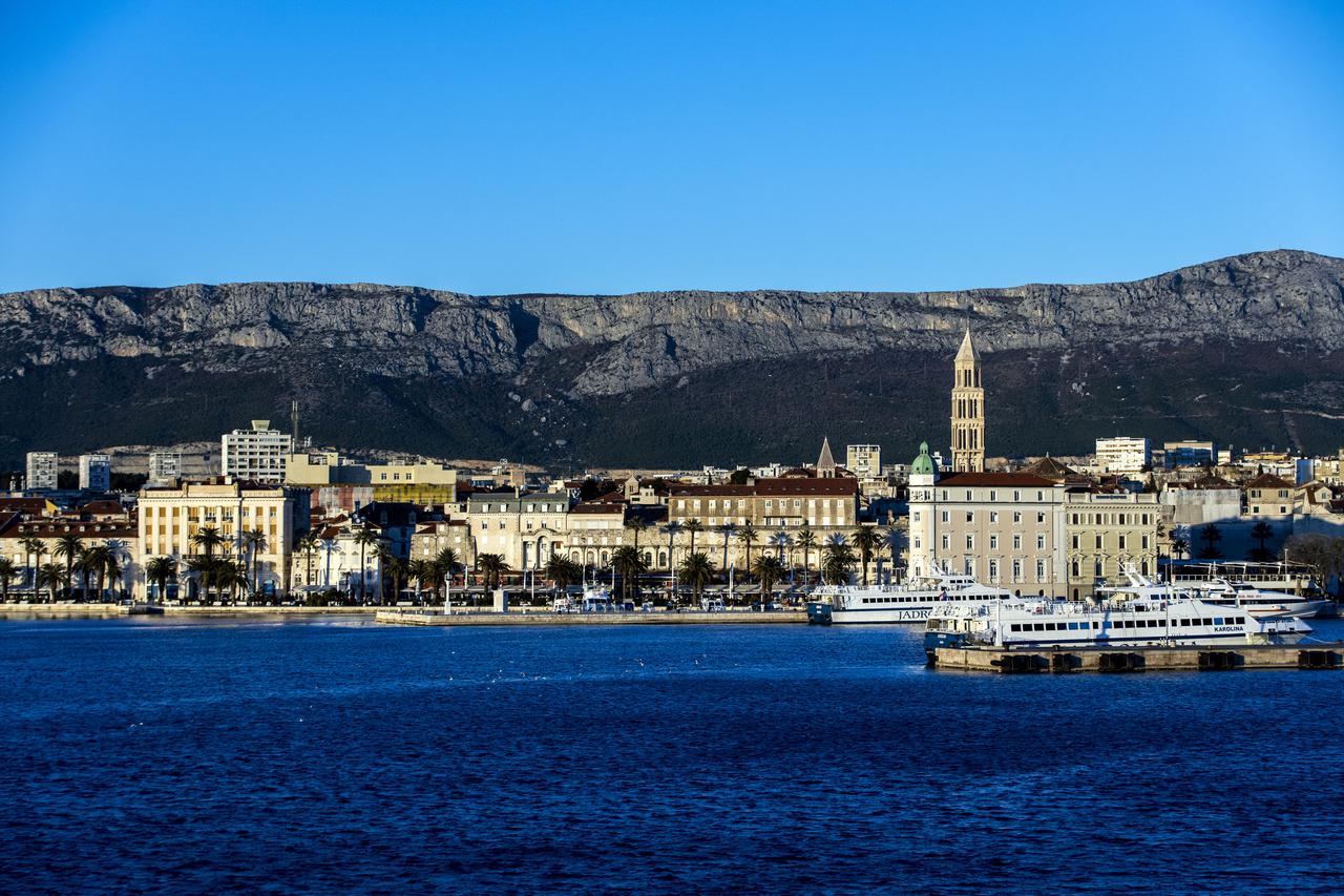 Pogled s trajekta na putu iz Supetra u Split